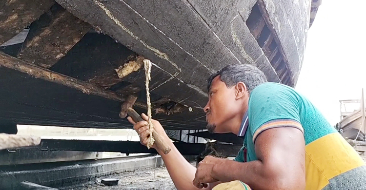 নৌযান মেরামতের হিড়িক, টুংটাং শব্দে মুখরিত ডকইয়ার্ড