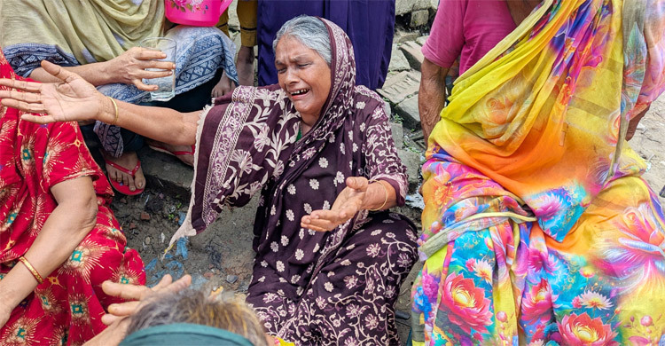আগুনে শেষ পুরো পরিবার, ‘আল্লাহ ছাড়া আর কেউ নেই’ জরিনা বেগমের
