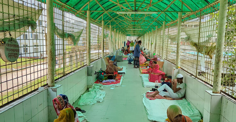 রোগীতে ঠাসা, শয্যার অভাবে বারান্দায় চিকিৎসা