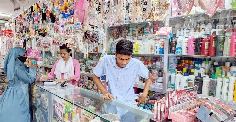 প্রসাধনী পণ্যের দামে দিশেহারা ক্রেতা