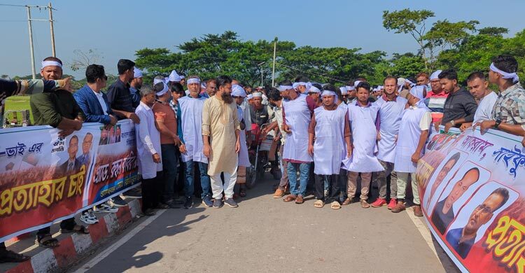 বহিষ্কৃত যুবদল নেতাকে দলে ফেরাতে রিজভীর সামনে কাফন পরে কর্মীরা