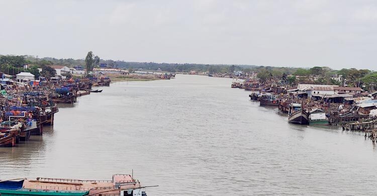 ডিজেল সংকটে আলীপুর-মহিপুরে আটকা শত শত ট্রলার