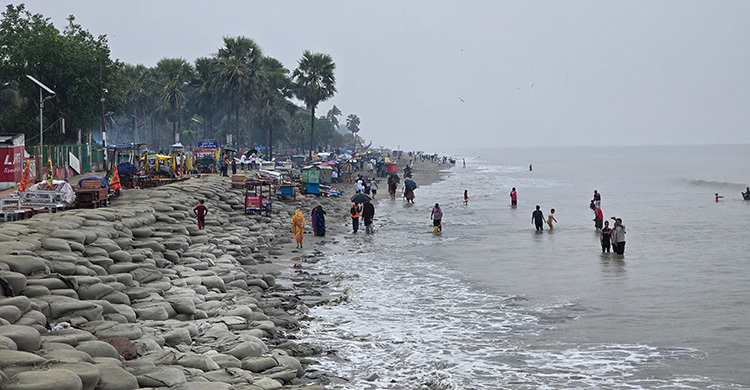 বৃষ্টির বাগড়ায় ঈদের দিনেও ফাঁকা কুয়াকাটা