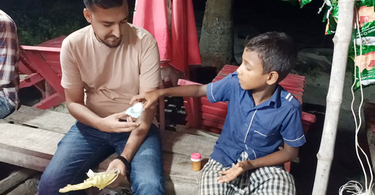 দিনে স্কুল, রাতে সৈকতে কাজ করে জীবন কাটে ইউসুফদের