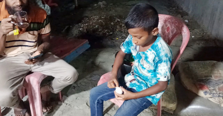 দিনে স্কুল, রাতে সৈকতে কাজ করে জীবন কাটে ইউসুফদের