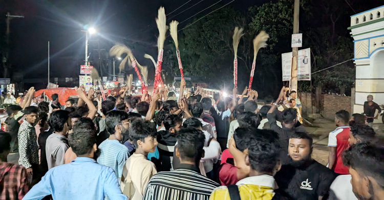 কুয়াকাটায় ইউএনওর বিরুদ্ধে ঝাড়ু মিছিল