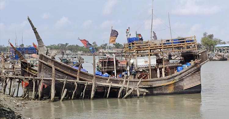 ডিজেল সংকটে আলীপুর-মহিপুরে আটকা শত শত ট্রলার