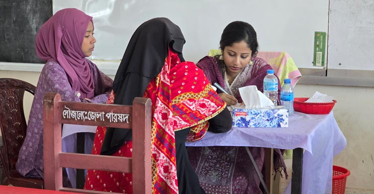 ঈদে মাটির টানে জন্মস্থানে ফিরে চিকিৎসকদের ফ্রি মেডিকেল ক্যাম্প