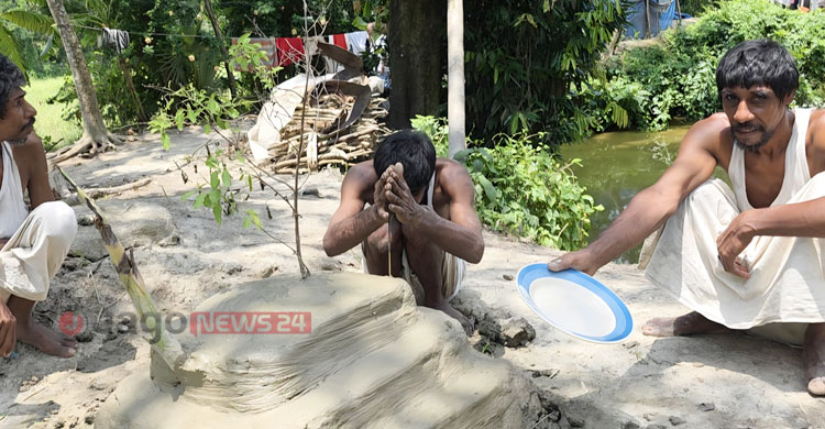 ক্ষুধার জ্বালায় মায়ের সমাধিতে গিয়ে তিন ভাইয়ের খাবার চাওয়ার আকুতি
