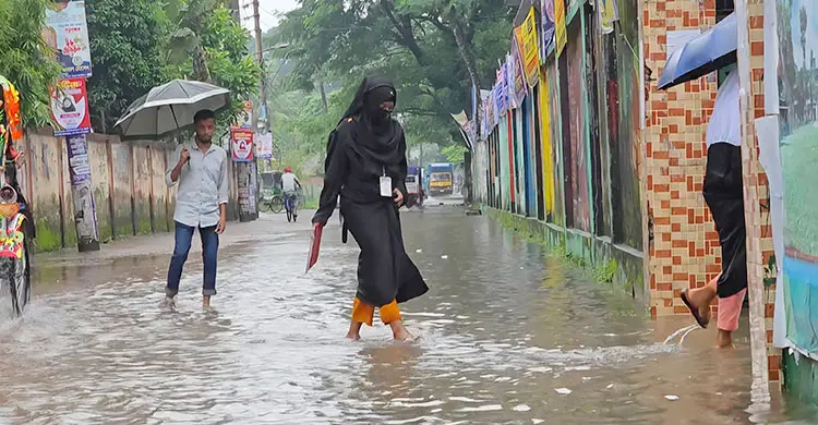 পটুয়াখালীতে ভারী বৃষ্টিতে জলাবদ্ধতা: সংকটে নিম্ন আয়ের মানুষ