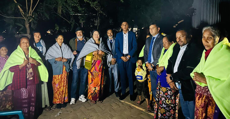 কনকনে শীতের রাতে রাখাইন পাড়ায় কম্বল নিয়ে হাজির ইউএনও-এসিল্যান্ড