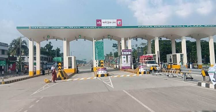 পায়রা সেতুর টোল প্লাজায় অতিরিক্ত টাকা দিলেই পার হয় ওভারলোড ট্রাক