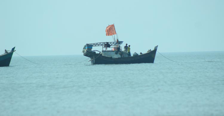 হঠাৎ উত্তাল বঙ্গোপসাগর, ট্রলার থেকে পড়ে নিখোঁজ জেলে