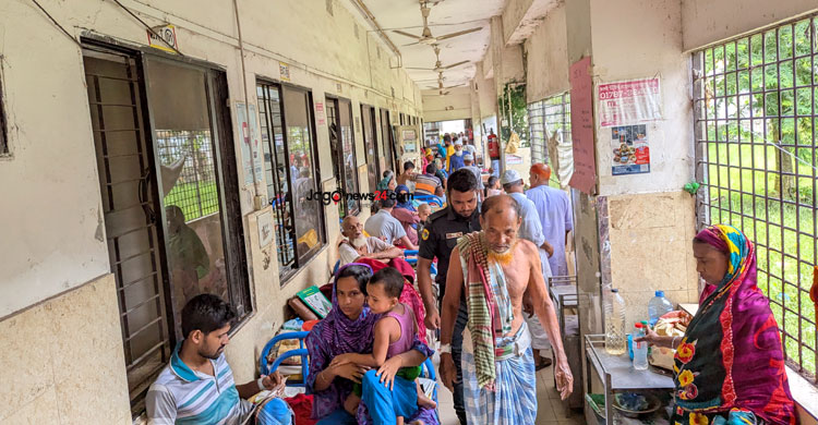 রোগীতে ঠাসা, শয্যার অভাবে বারান্দায় চিকিৎসা