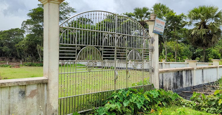 গণকবরের প্রাচীর নির্মাণে বাধা, ‘সমন্বয়ক’ পরিচয়ে চাঁদা দাবি