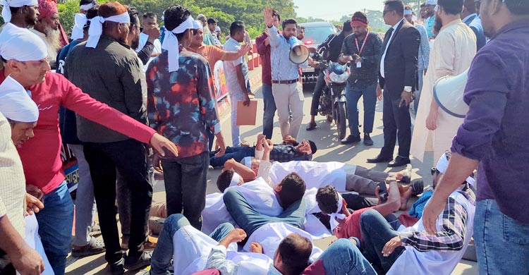 বহিষ্কৃত যুবদল নেতাকে দলে ফেরাতে রিজভীর সামনে কাফন পরে কর্মীরা