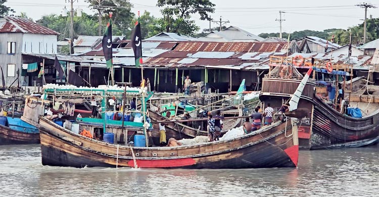 ডিজেল সংকটে আলীপুর-মহিপুরে আটকা শত শত ট্রলার