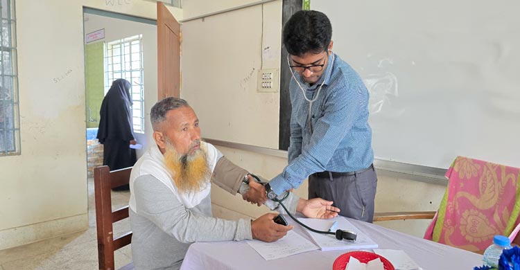 ঈদে মাটির টানে জন্মস্থানে ফিরে চিকিৎসকদের ফ্রি মেডিকেল ক্যাম্প