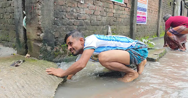 পটুয়াখালীতে ভারী বৃষ্টিতে জলাবদ্ধতা: সংকটে নিম্ন আয়ের মানুষ
