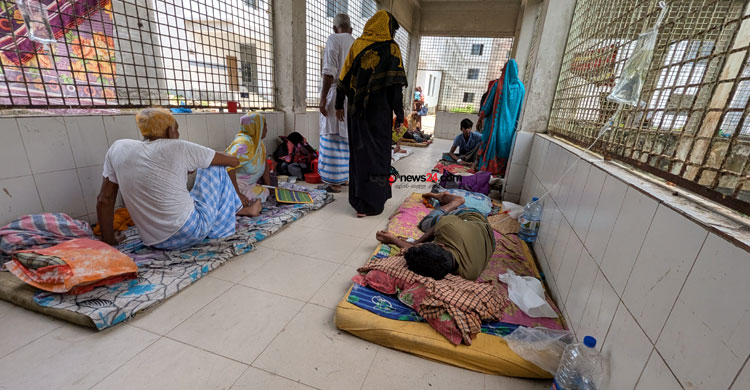 রোগীতে ঠাসা, শয্যার অভাবে বারান্দায় চিকিৎসা