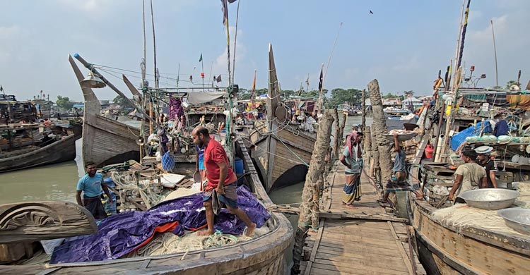 ডিজেল সংকটে আলীপুর-মহিপুরে আটকা শত শত ট্রলার