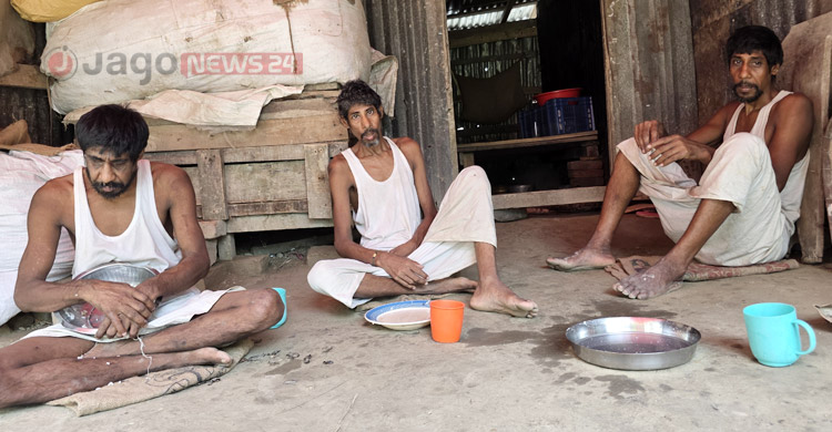 ক্ষুধার জ্বালায় মায়ের সমাধিতে গিয়ে তিন ভাইয়ের খাবার চাওয়ার আকুতি