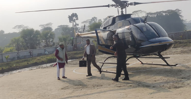 মায়ের ইচ্ছা পূরণে হেলিকপ্টারে করে গ্রামের বাড়িতে এলেন প্রবাসী