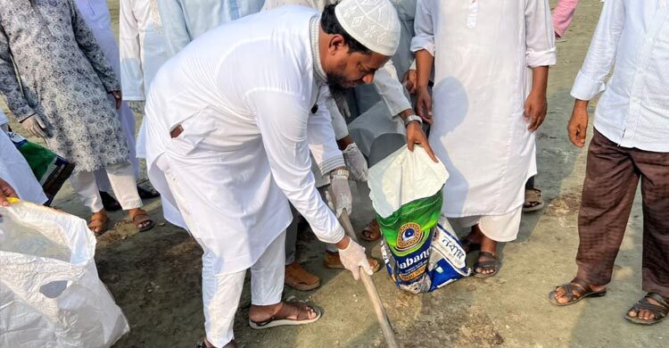 পশুর হাটের ময়লা নিজেই পরিষ্কার করলেন এমপি মাসুদ