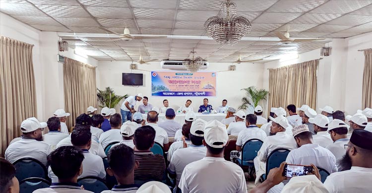 পর্যটন দিবসে কুয়াকাটায় পর্যটকদের ফুল দিয়ে বরণ