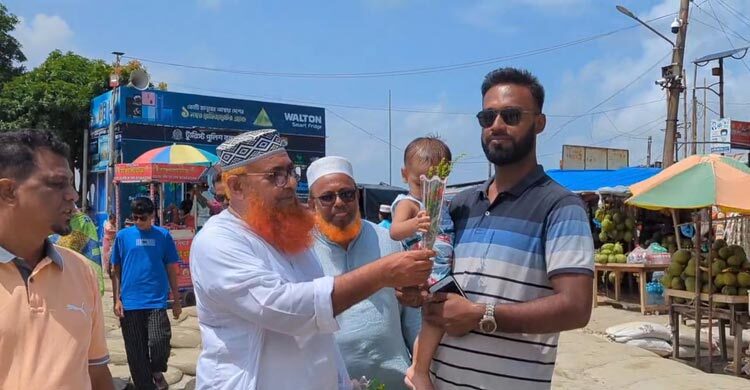 পর্যটন দিবসে কুয়াকাটায় পর্যটকদের ফুল দিয়ে বরণ