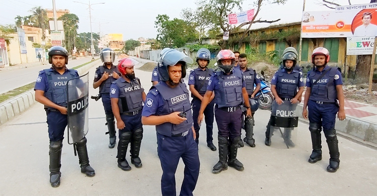 পটুয়াখালীতে সতর্ক অবস্থায় পুলিশ