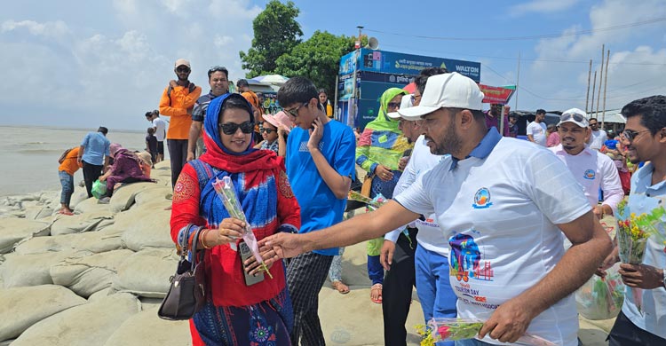 পর্যটন দিবসে কুয়াকাটায় পর্যটকদের ফুল দিয়ে বরণ