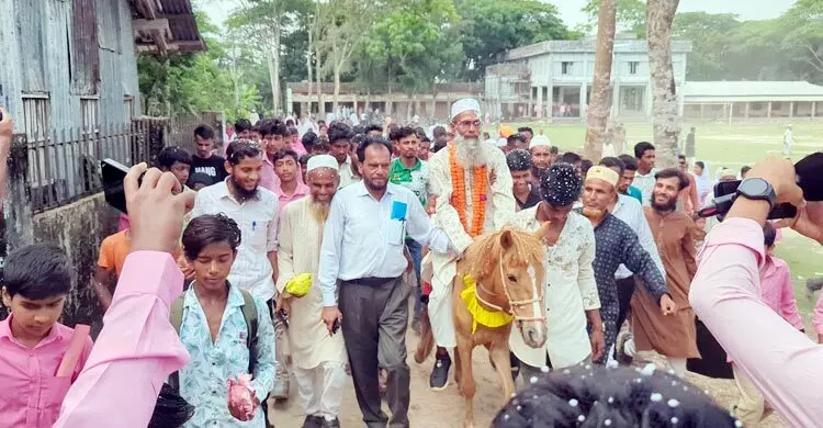 ঘোড়ার চড়িয়ে শিক্ষকের রাজসিক বিদায়