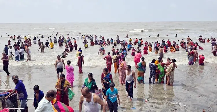 অক্ষয় তৃতীয়ায় কুয়াকাটায় গঙ্গাস্নানে ভক্তদের ঢল