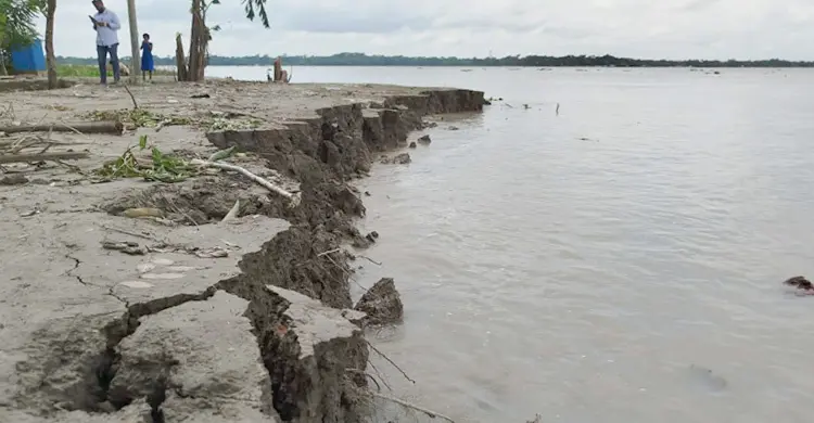 পায়রার ভাঙনে বিলীন বাহেরচর গ্রাম, রাস্তায় আশ্রয় নিয়েছে ২০ পরিবার