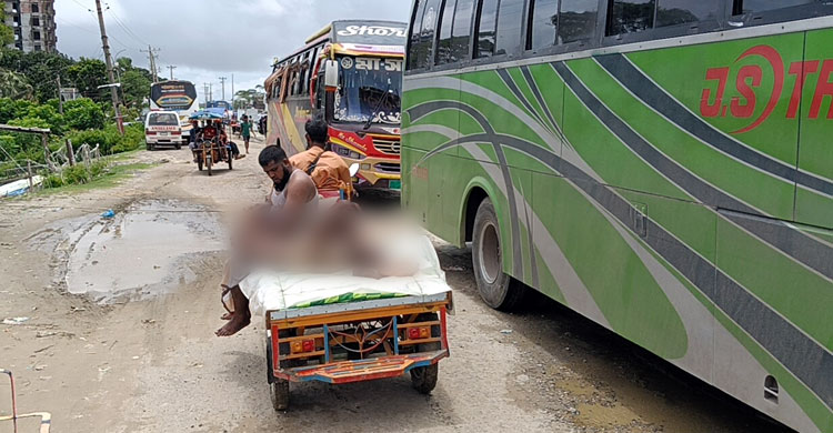 কুয়াকাটায় জোয়ারে ভেসে যাচ্ছিলেন পর্যটক, উদ্ধার করলেন জেলেরা