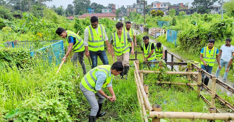 কবরস্থান পরিষ্কার করলো ছাত্রদল