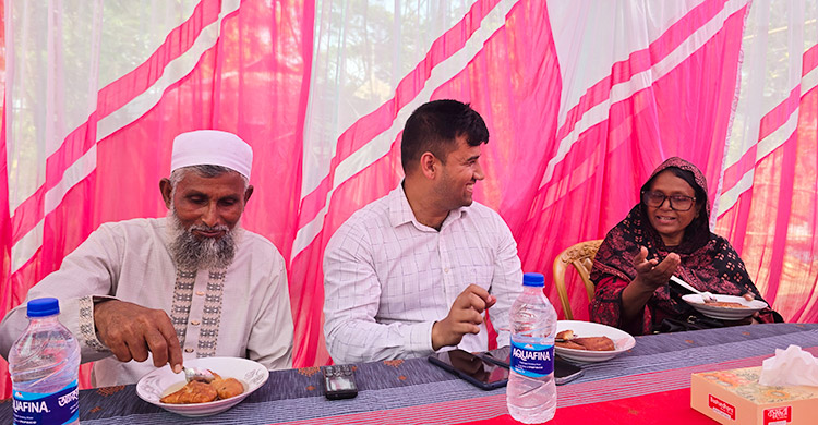 প্রশাসকের গাড়িতে অফিস সহায়কের রাজসিক বিদায়