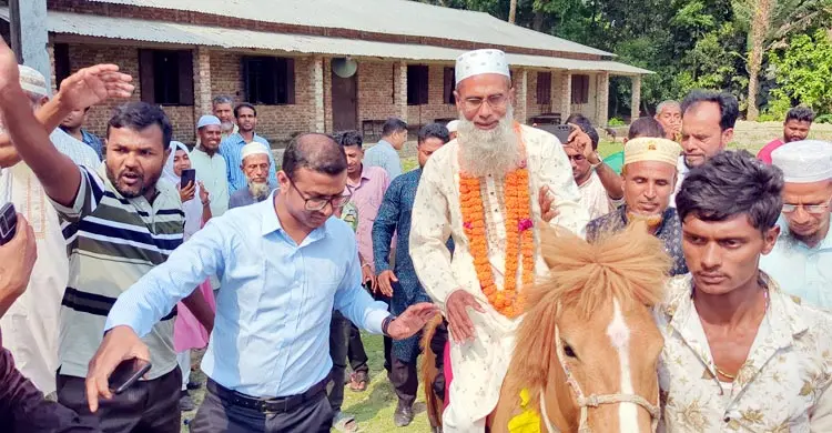 ঘোড়ার চড়িয়ে শিক্ষকের রাজসিক বিদায়