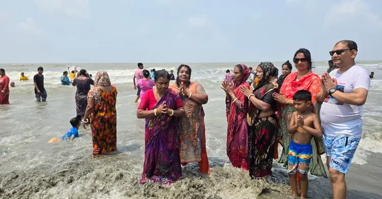 অক্ষয় তৃতীয়ায় কুয়াকাটায় গঙ্গাস্নানে ভক্তদের ঢল