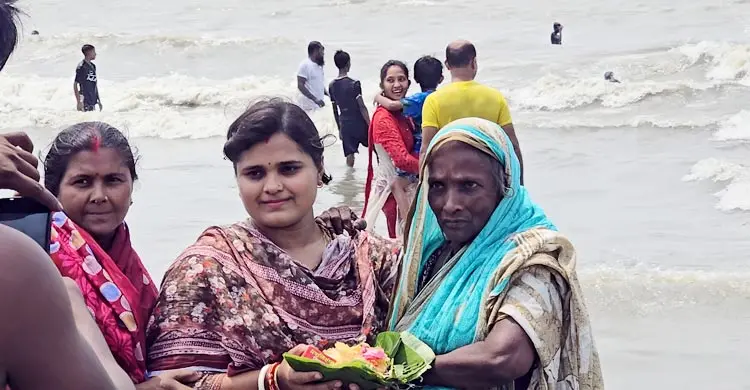 অক্ষয় তৃতীয়ায় কুয়াকাটায় গঙ্গাস্নানে ভক্তদের ঢল