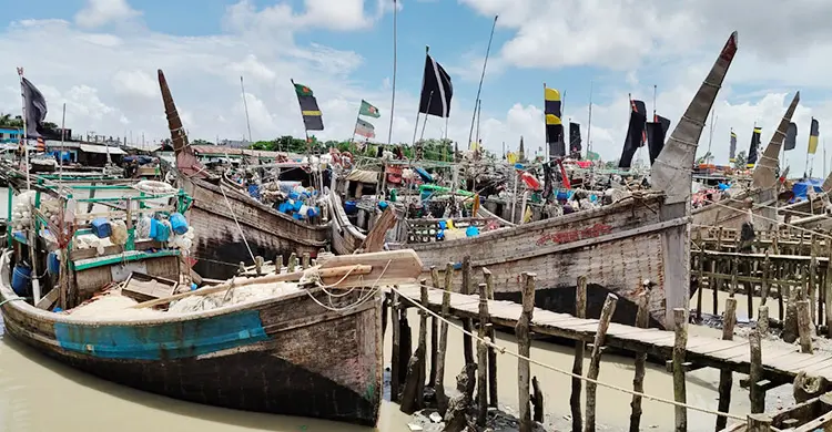 বরফের তীব্র সংকট, ইলিশ আহরণে সাগরে যেতে পারছে না জেলেরা