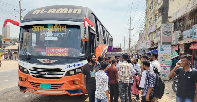 জরিমানা করায় পটুয়াখালী-ঢাকা রুটে বাস চলাচল বন্ধ