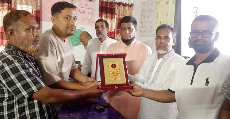 ৩৬ বছরের শিক্ষকতার ইতি, অশ্রুসিক্ত বিদায় প্রধান শিক্ষক রফিকুল ইসলামের