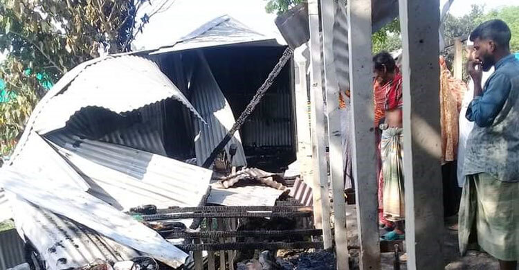 পাবনায় ৪ দোকান পুড়ে ছাই