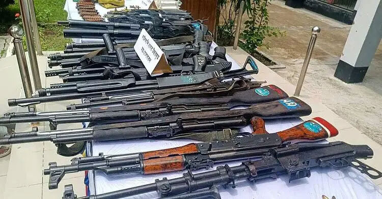 পুলিশের লুণ্ঠিত অস্ত্র উদ্ধারে ৫ লাখ টাকা পর্যন্ত পুরস্কার ঘোষণা