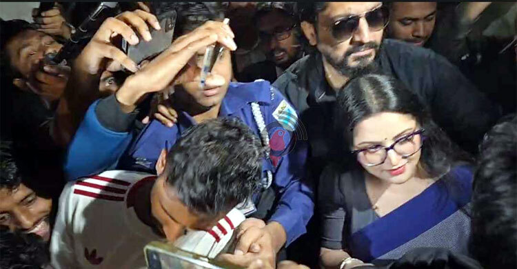 আত্মসমর্পণ করতে আদালতে পরীমনি