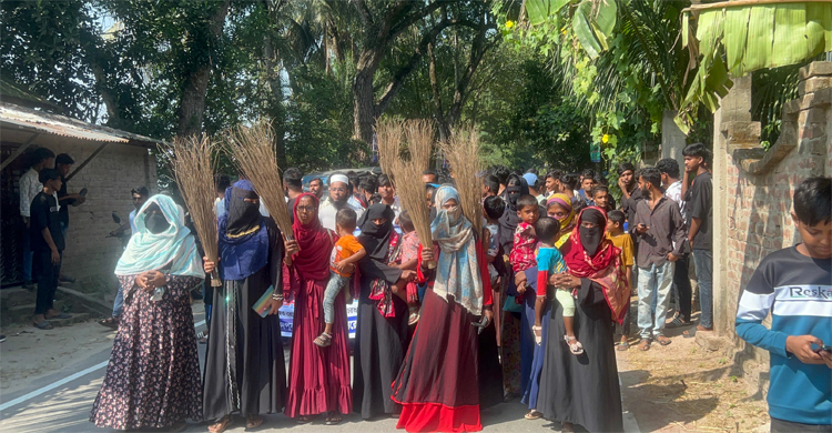 স্বতন্ত্র প্রার্থীর ব্যানার-ফেস্টুন ভাঙচুর, প্রতিবাদে ঝাড়ু মিছিল