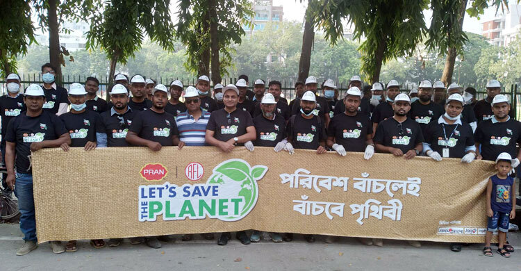 উত্তরায় প্লাস্টিক বর্জ্য সংগ্রহ করলো প্রাণ-আরএফএল