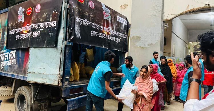 কড়াইল বস্তিতে আগুনে ক্ষতিগ্রস্তদের পাশে প্রাণ-আরএফএল গ্রুপ